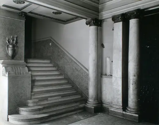 Superficie di lastra: Fifth Avenue theatre interior- 28th Street lobby, 1185 Broadway, Manhattan (NYPL b13668355