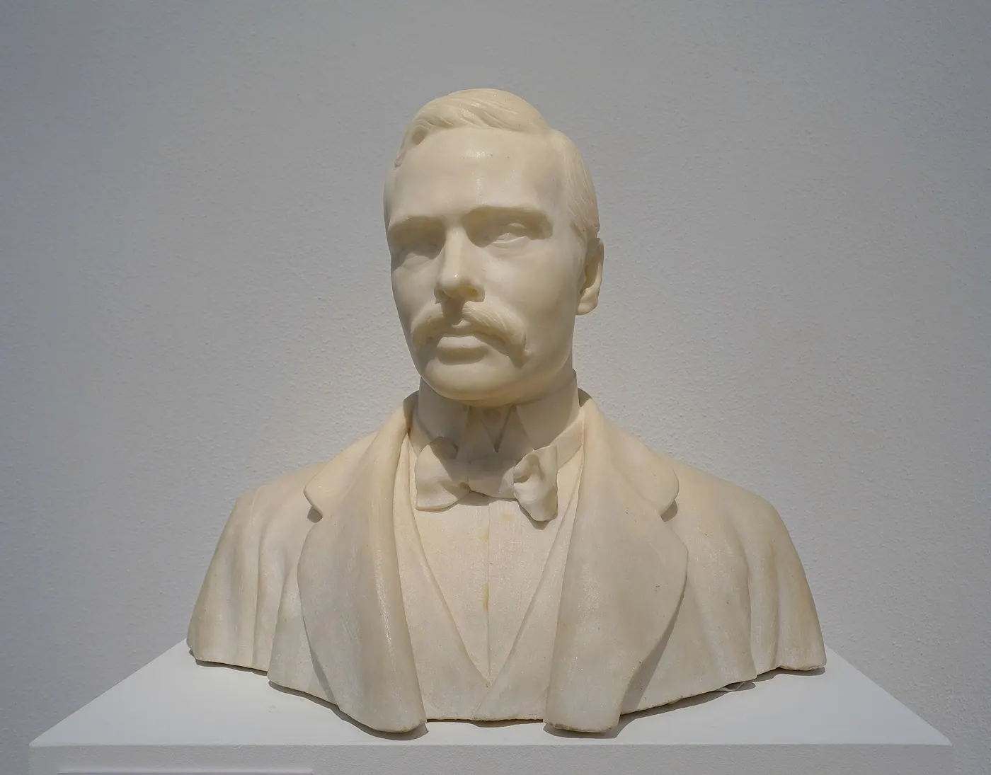 Superficie de losa: Ernst Ludwig Grand Duke of Hesse and by Rhine, by Ludwig Habich, 1898, Carrara marble - Mu