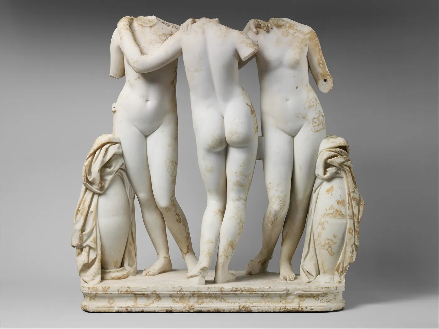 Superficie di lastra: Marble Statue Group of the Three Graces MET DP222664