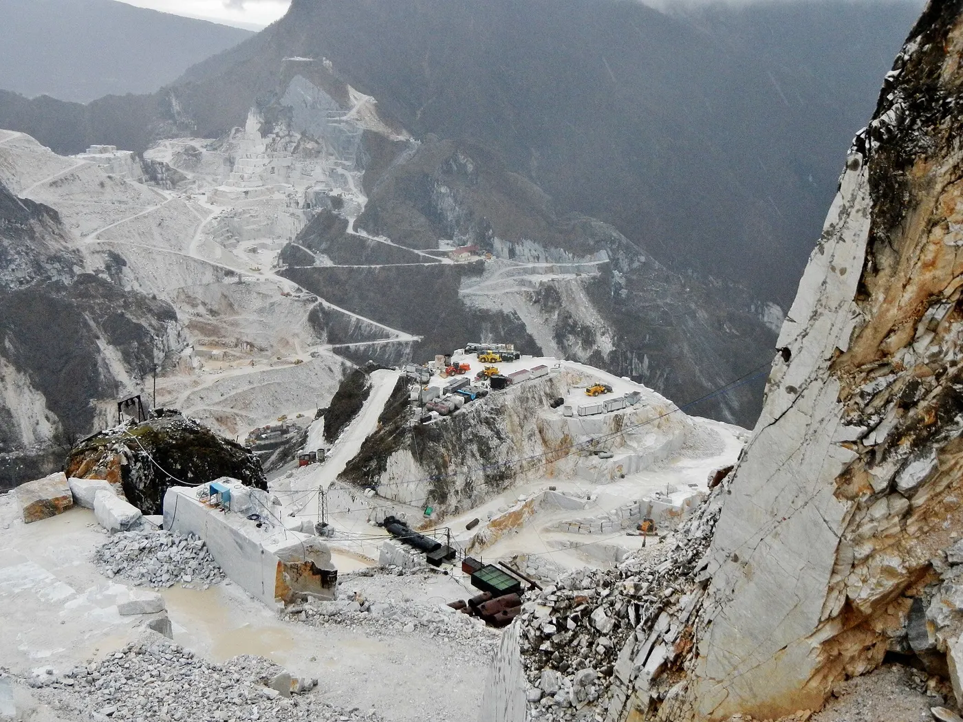 Plattenoberfläche: Carrara Marmor - Il marmo di Carrara - panoramio (3)