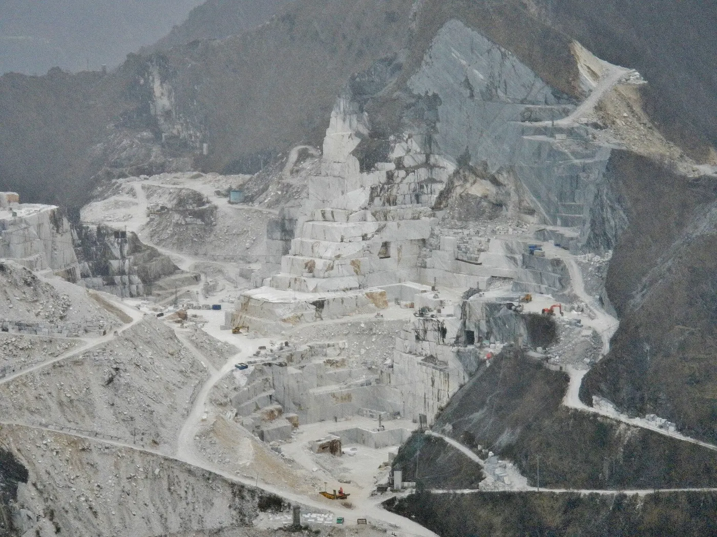 Superficie di lastra: Carrara Marmor - Il marmo di Carrara - panoramio (5)