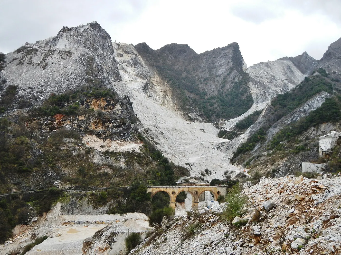 Superficie di lastra: Carrara - Ponti Di Vara - panoramio