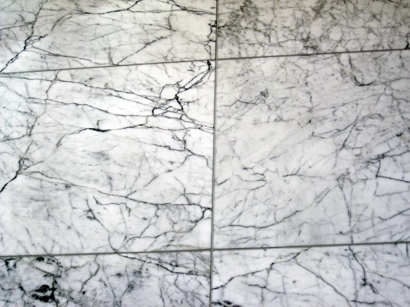 Slab surface: Statuarietto White Marble (Apuan Marble Formation, Tertiary metamorphism of Jurassic limes