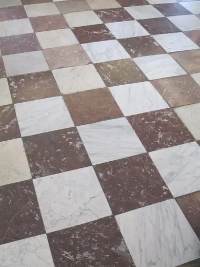 Плитка: Red and white marble tile in the West Courtroom (5395933631)