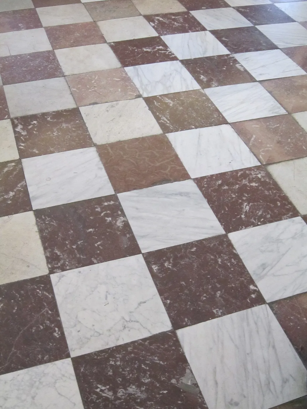 Fliesen: Red and white marble tile in the West Courtroom (5395933631)