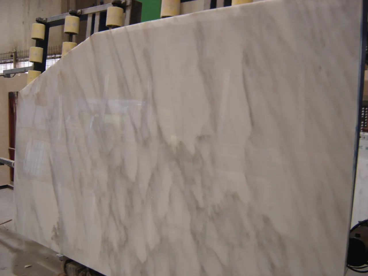 Molduras y rodapiés en piedra natural – Marmi di Carrara