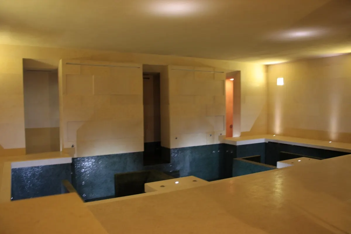 Rivestimento a parete in pietra naturale – Marmi di Carrara