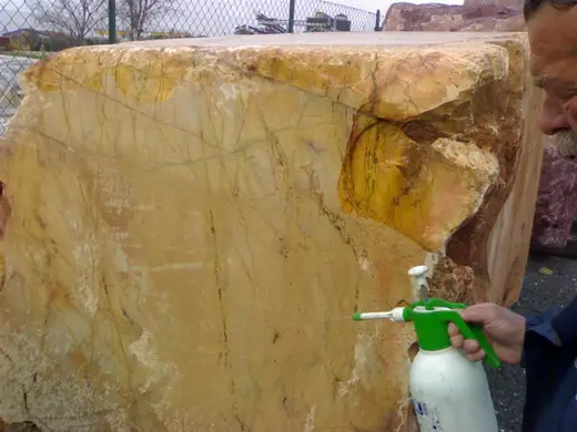 Giallo Damasco mármol, superficie de losa – Marmi di Carrara – dorado, marrón (1)