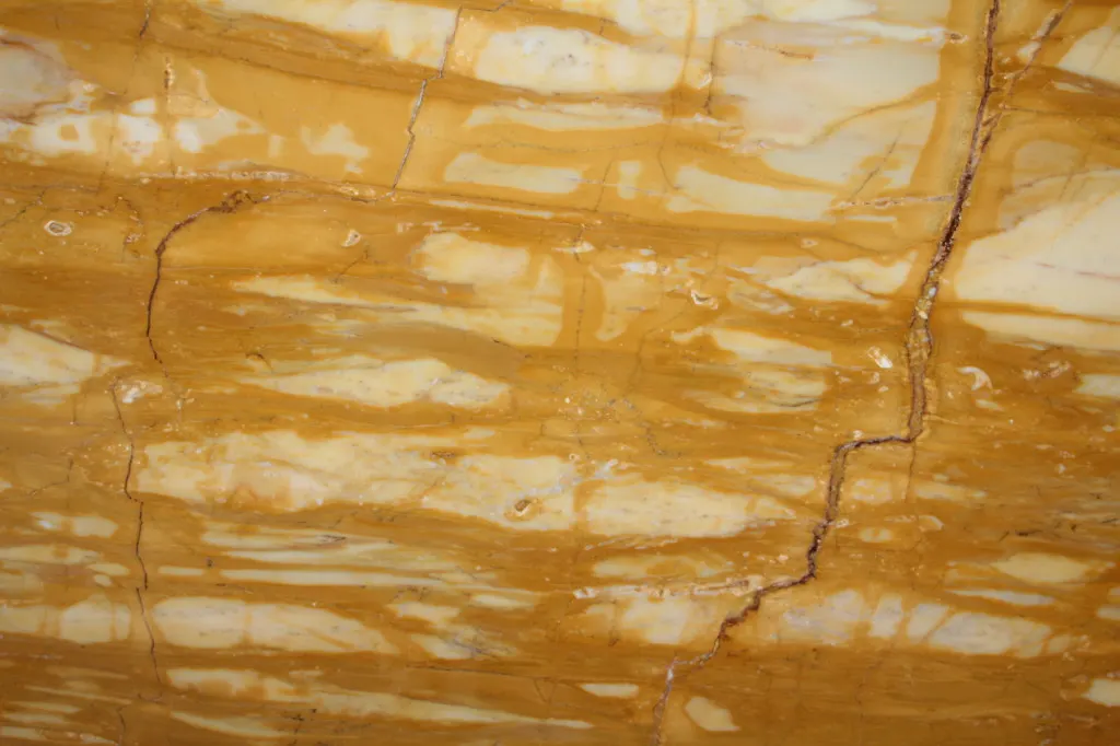 Giallo Siena mármol, superficie de losa – Marmi di Carrara – dorado, rojo óxido (18)