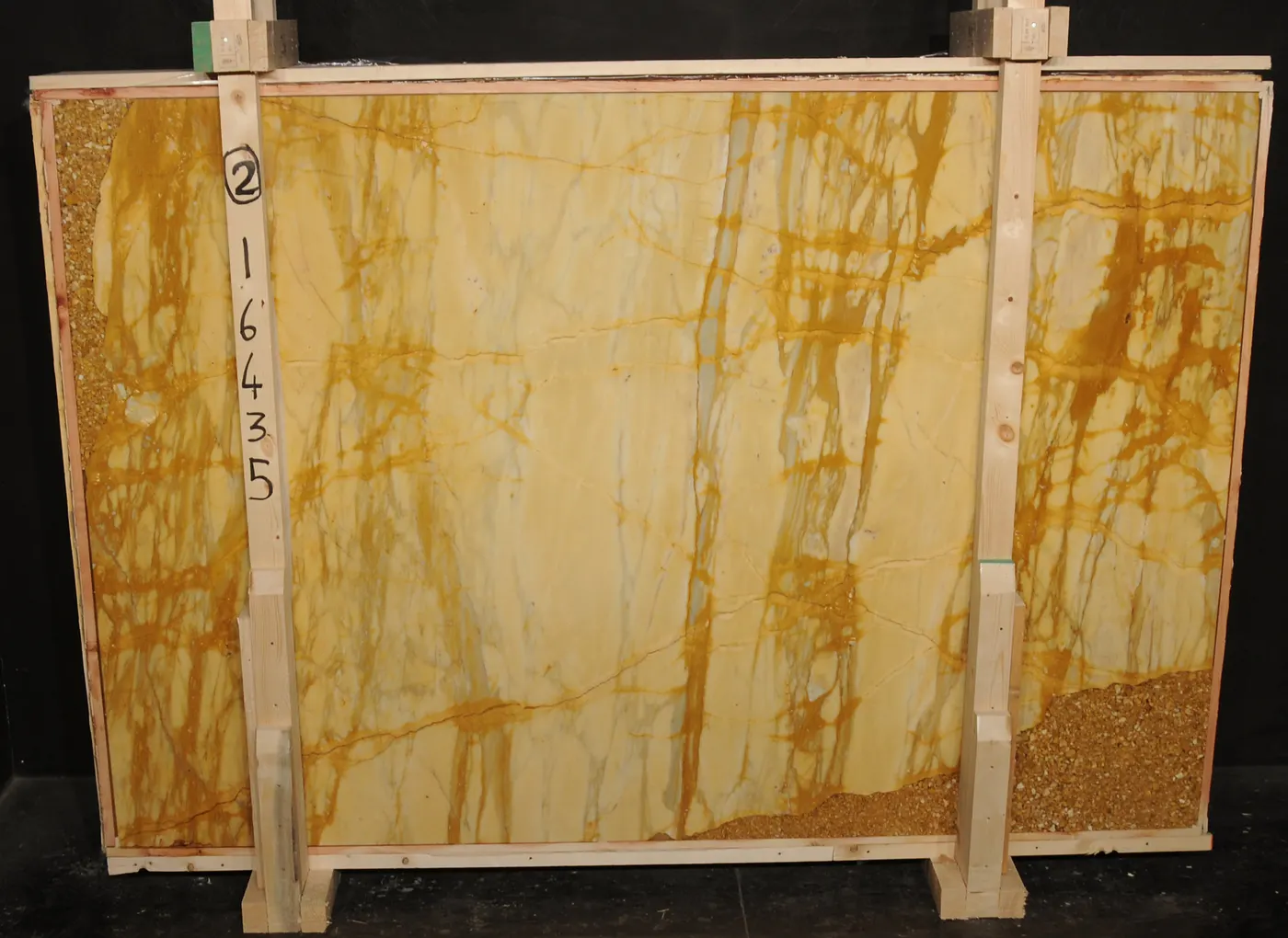 Giallo Siena mármol, superficie de losa – Marmi di Carrara – dorado, negro (2)