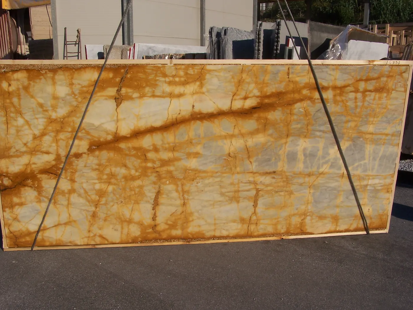 Giallo Siena mármol, superficie de losa – Marmi di Carrara – dorado, antracita (36)