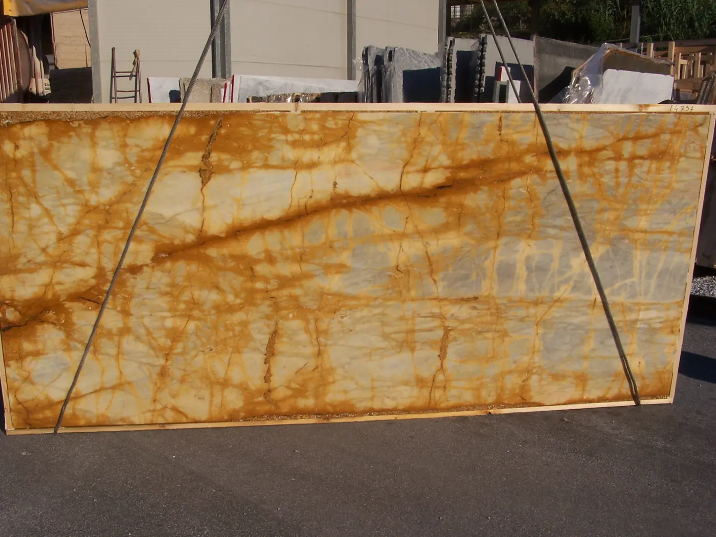 Giallo Siena мрамор, поверхность плиты – Marmi di Carrara – золотистый, антрацитовый (37)