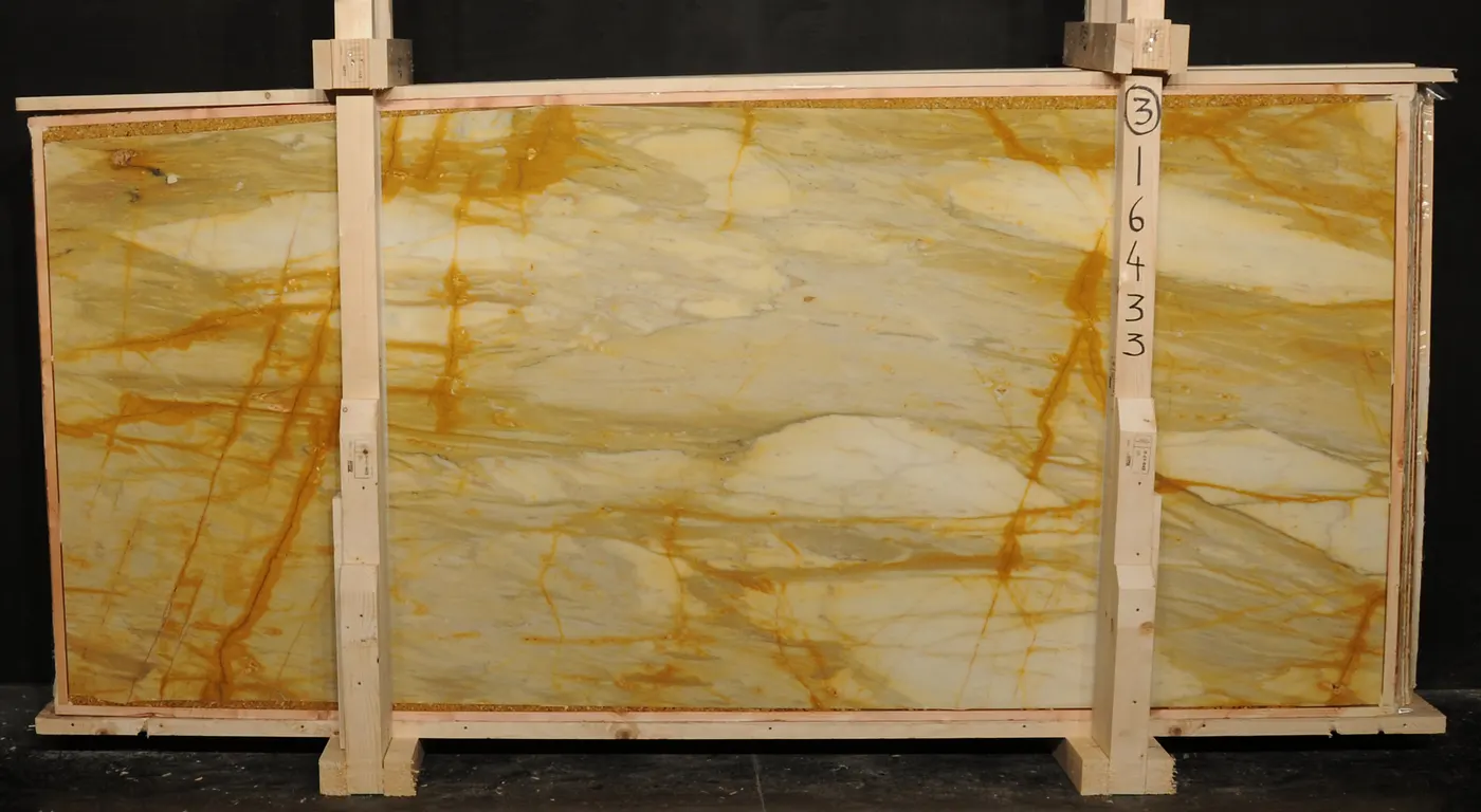 Giallo Siena мрамор, поверхность плиты – Marmi di Carrara – золотистый, чёрный (6)