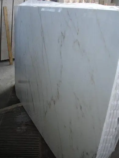 Gold Vein marble surface detail – Marmi di Carrara – light grey, violet (2)