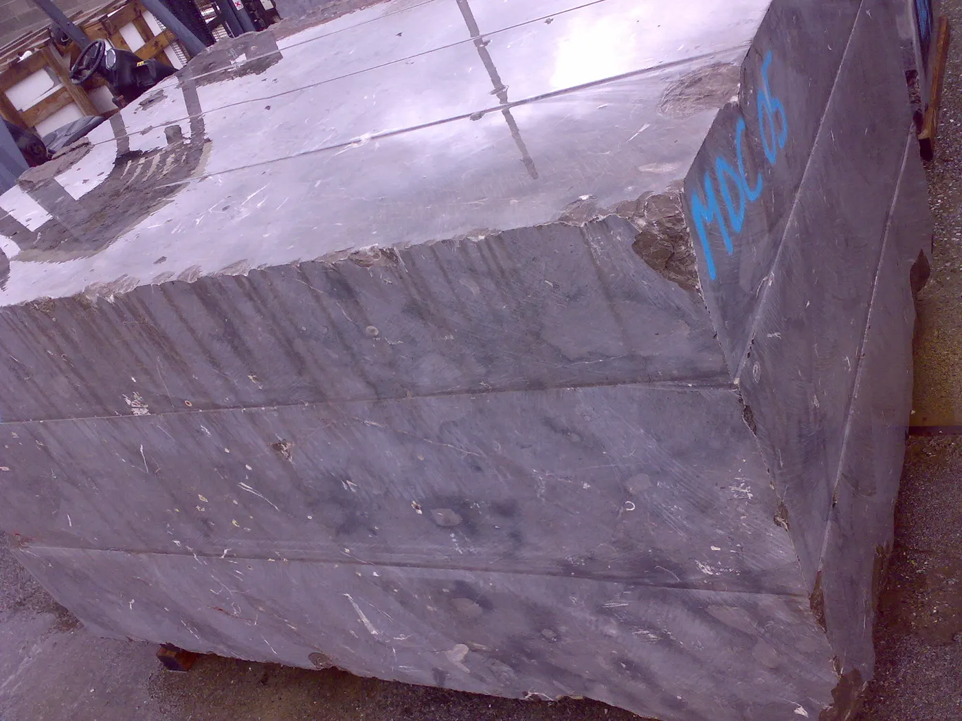 Golden Brown marble quarry block – Marmi di Carrara – violet, charcoal (1)