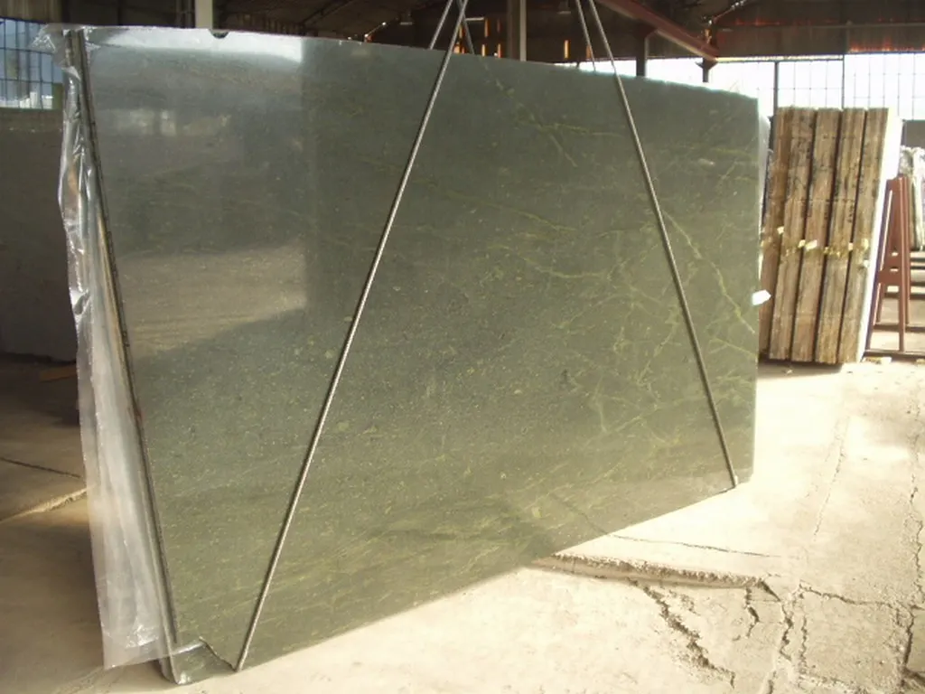 Golden Green mármol, superficie de losa – Marmi di Carrara – gris, marfil (1)