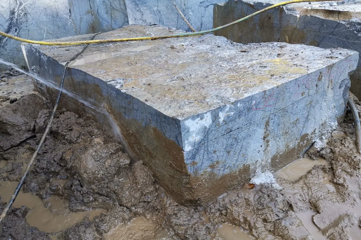 Grigio Carnico marmo, superficie di lastra – Marmi di Carrara – grigio chiaro, antracite (5)