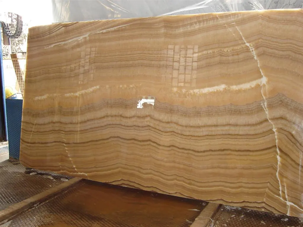 Honey Onyx mármol, superficie de losa – Marmi di Carrara – dorado, marrón (4)