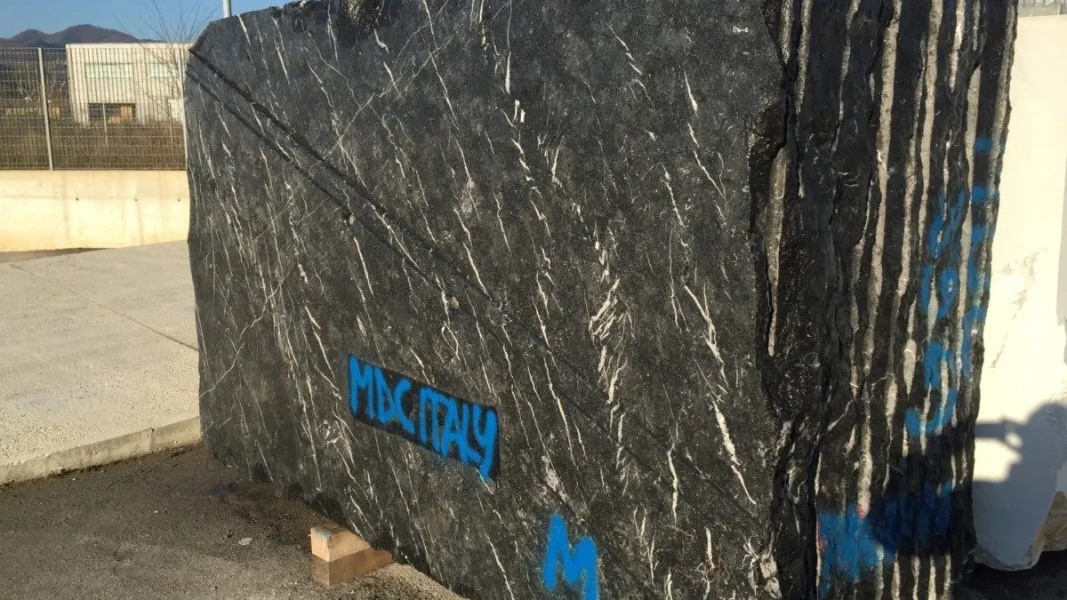 Nero Marquina marmo, superficie di lastra – Marmi di Carrara – antracite, avorio (14)