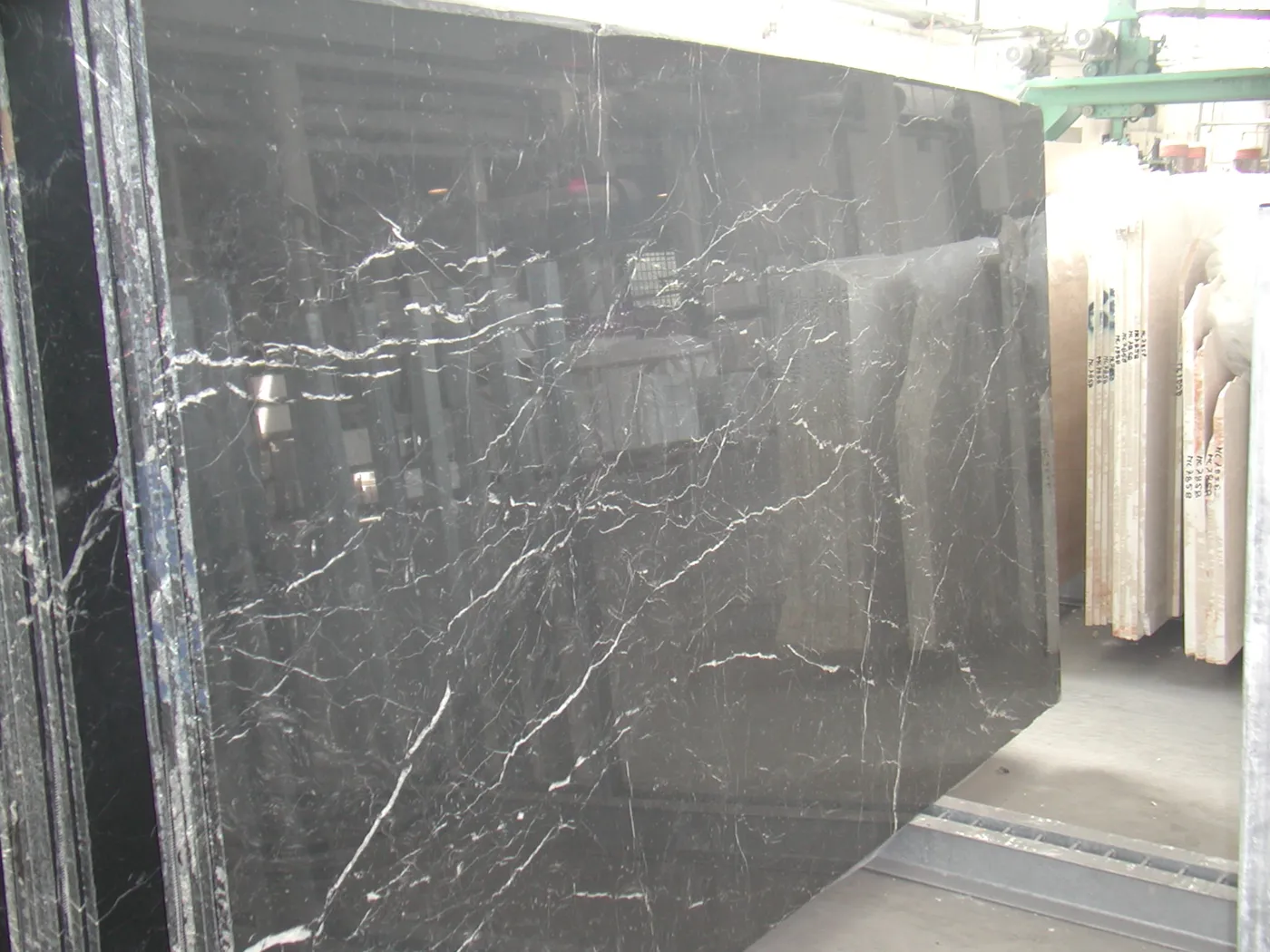Nero Marquina marbre, surface de dalle – Marmi di Carrara – gris, violet (17)