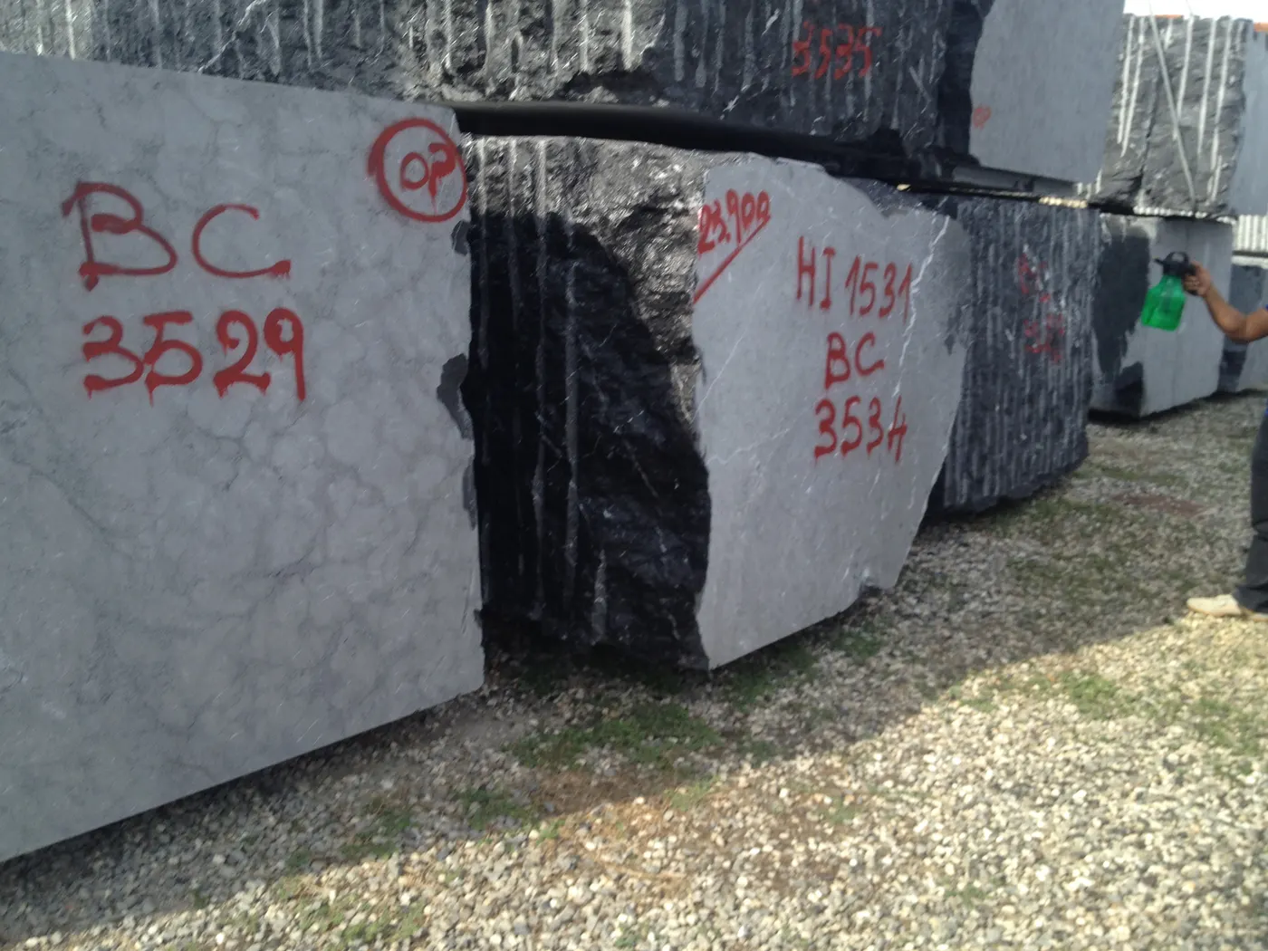 Nero Marquina Marmor, Plattenoberfläche – Marmi di Carrara – grau, grün (2)