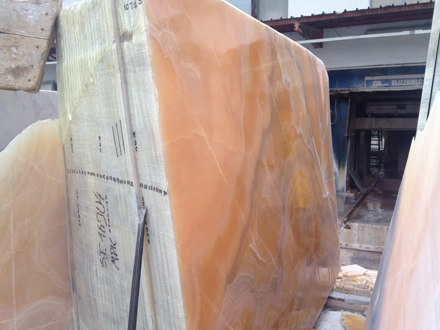 Onice Arancio Orange onice, superficie di lastra – Marmi di Carrara – grigio, beige (1)