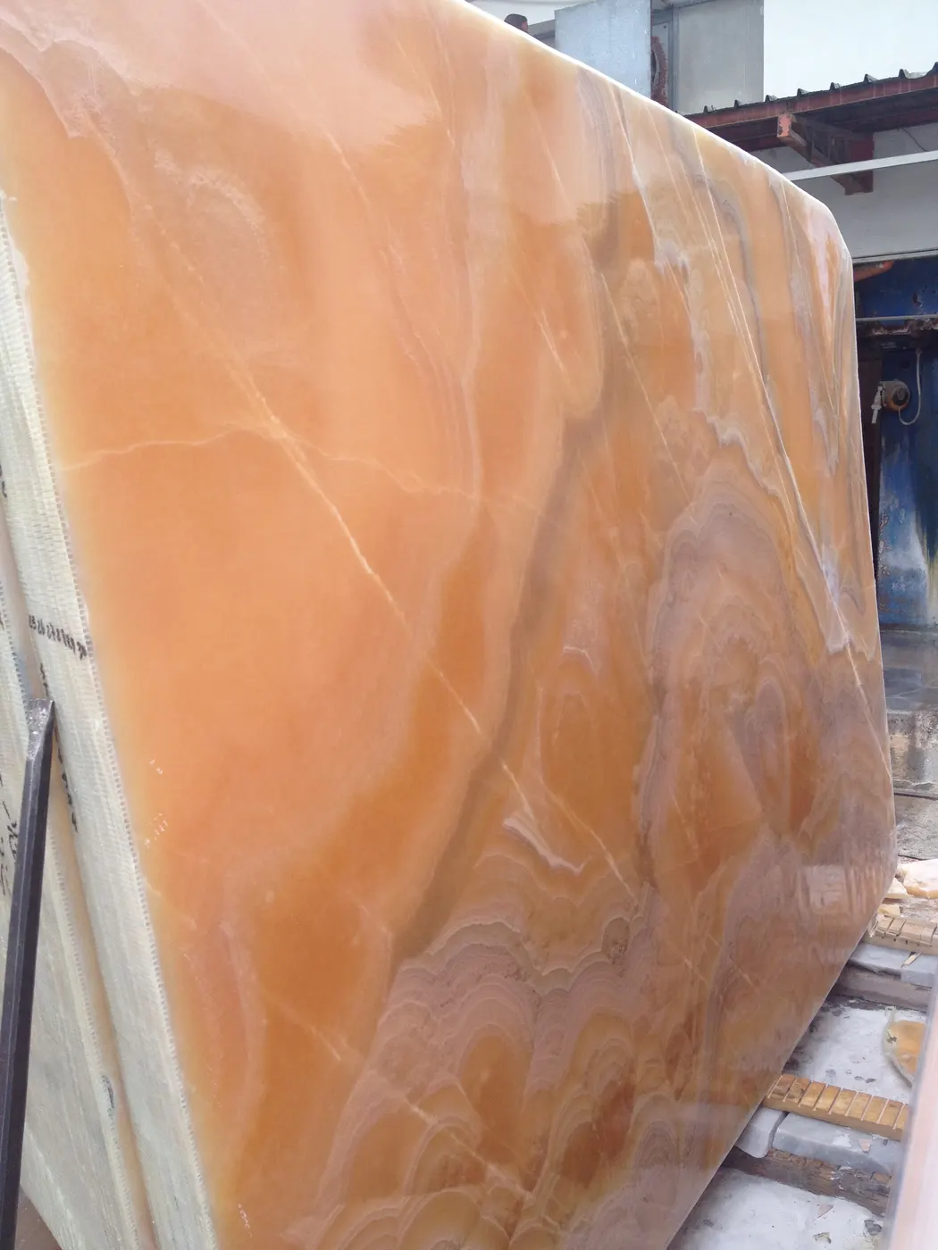 Onice Arancio Orange Onyx, Oberflächendetail – Marmi di Carrara – rosa, gold (2)