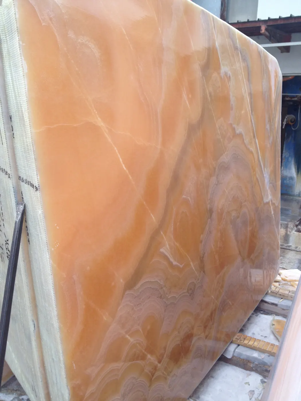 Onice Arancio Orange onice, dettaglio di superficie – Marmi di Carrara – rosa, oro (3)