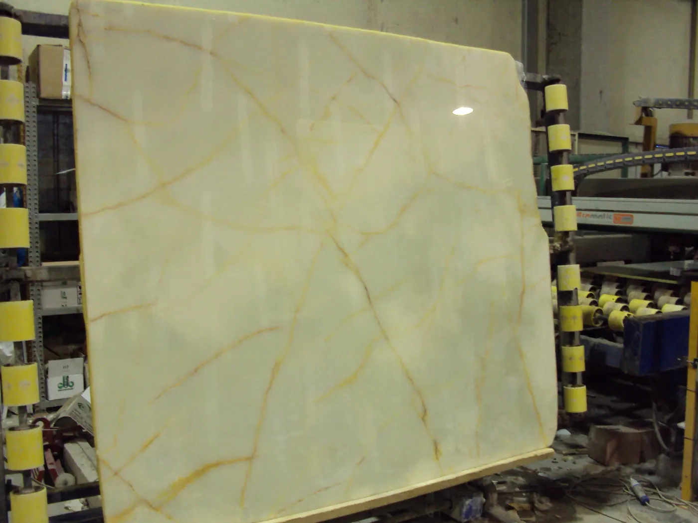 Onice Bianco onyx slab surface – Marmi di Carrara – beige, charcoal (1)