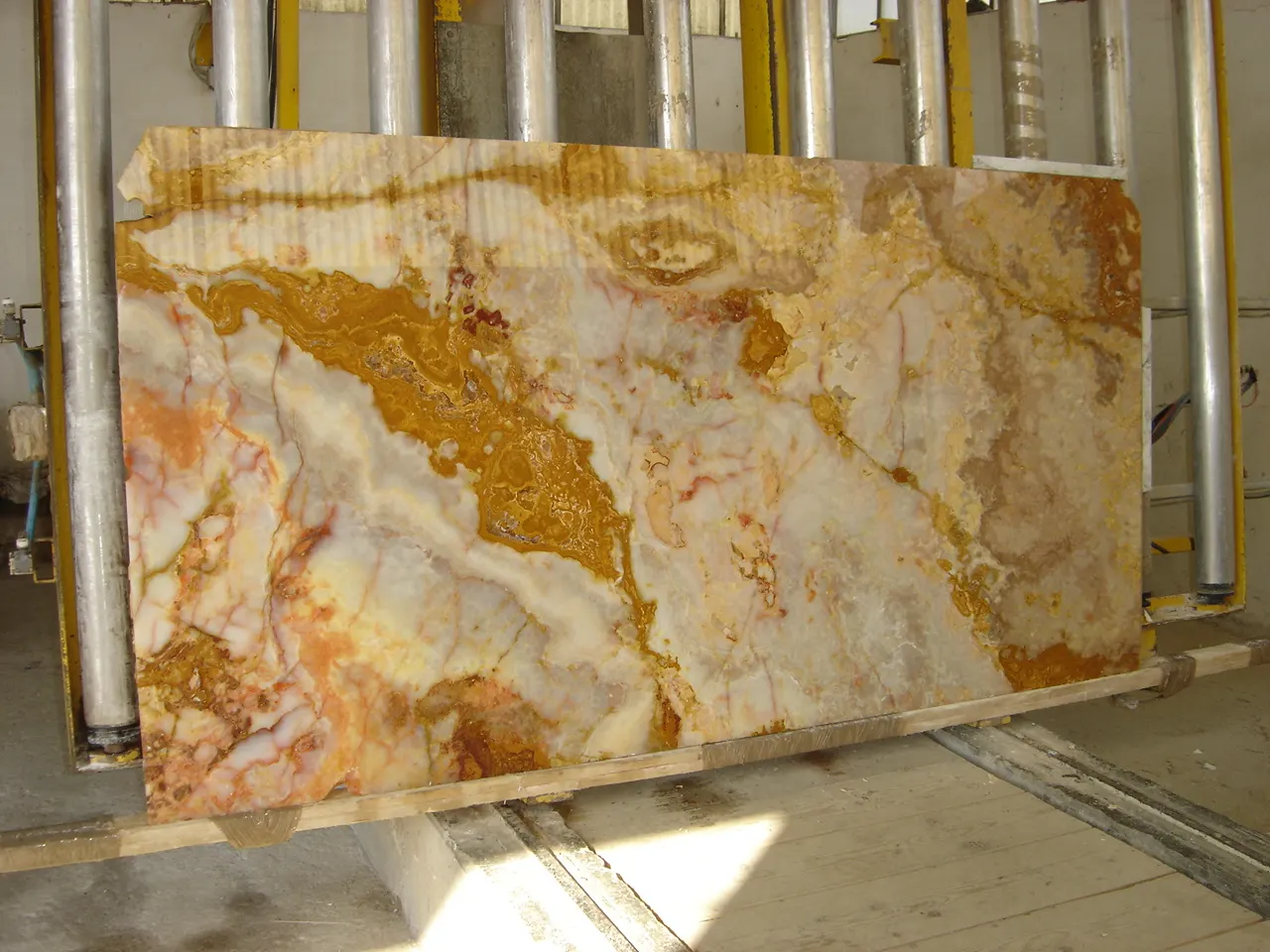 Onice Wonder onyx slab surface – Marmi di Carrara – gold, brown (1)