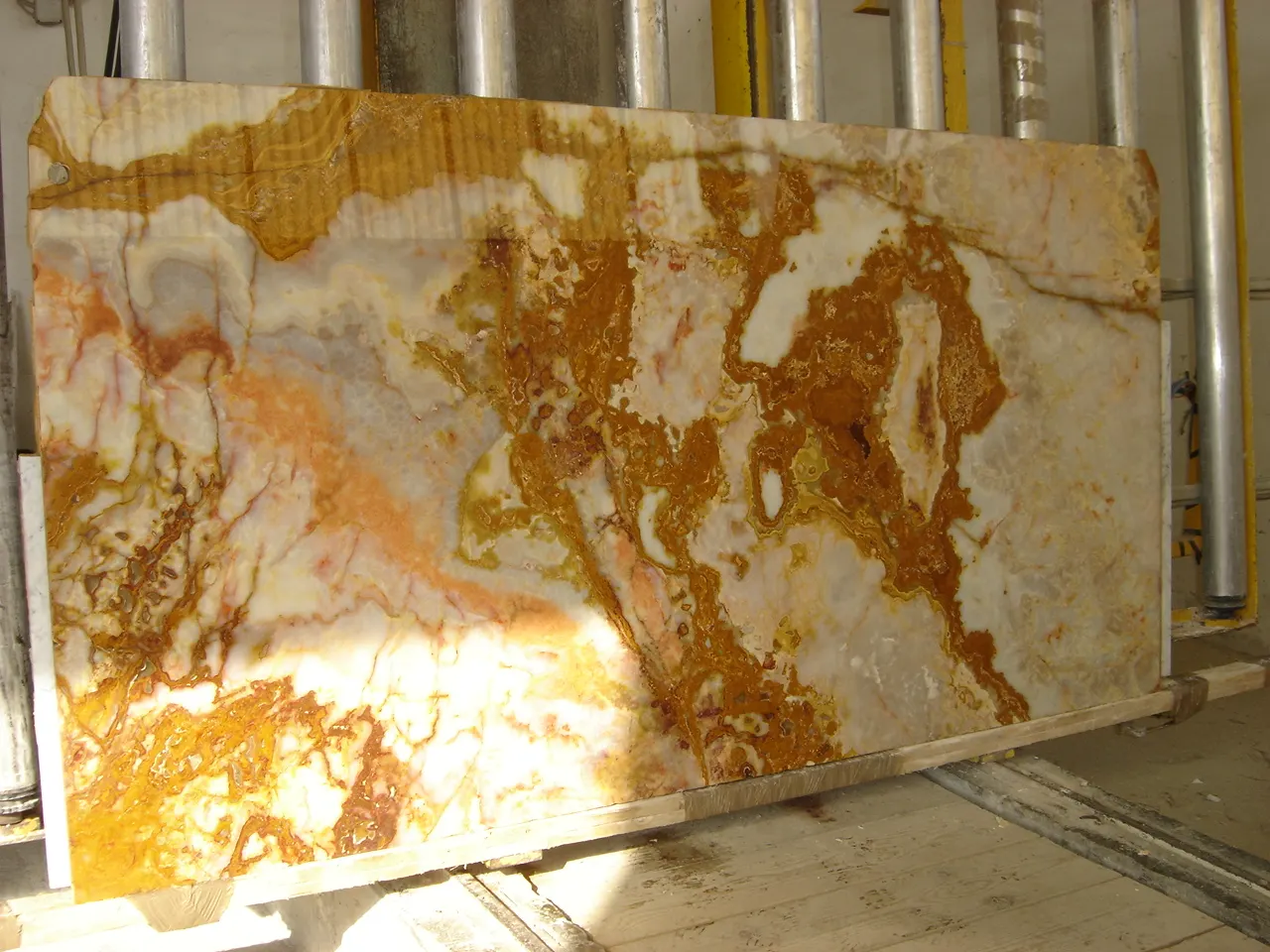 Onice Wonder onice, superficie di lastra – Marmi di Carrara – marrone, oro (2)