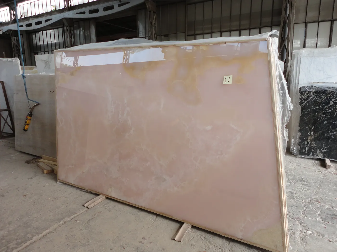 Pink Onyx onyx slab surface – Marmi di Carrara – grey, charcoal (15)