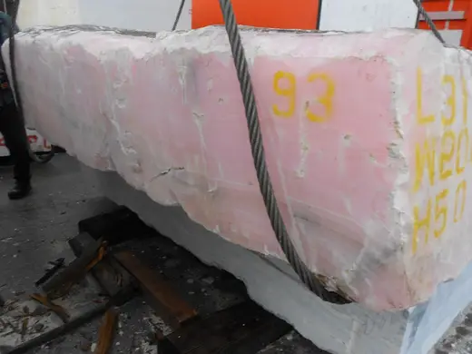Pink Onyx оникс, карьерный блок – Marmi di Carrara – светло-серый, чёрный (8)