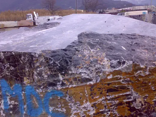 Portoro marbre, bloc de carrière – Marmi di Carrara – violet, gris clair (13)