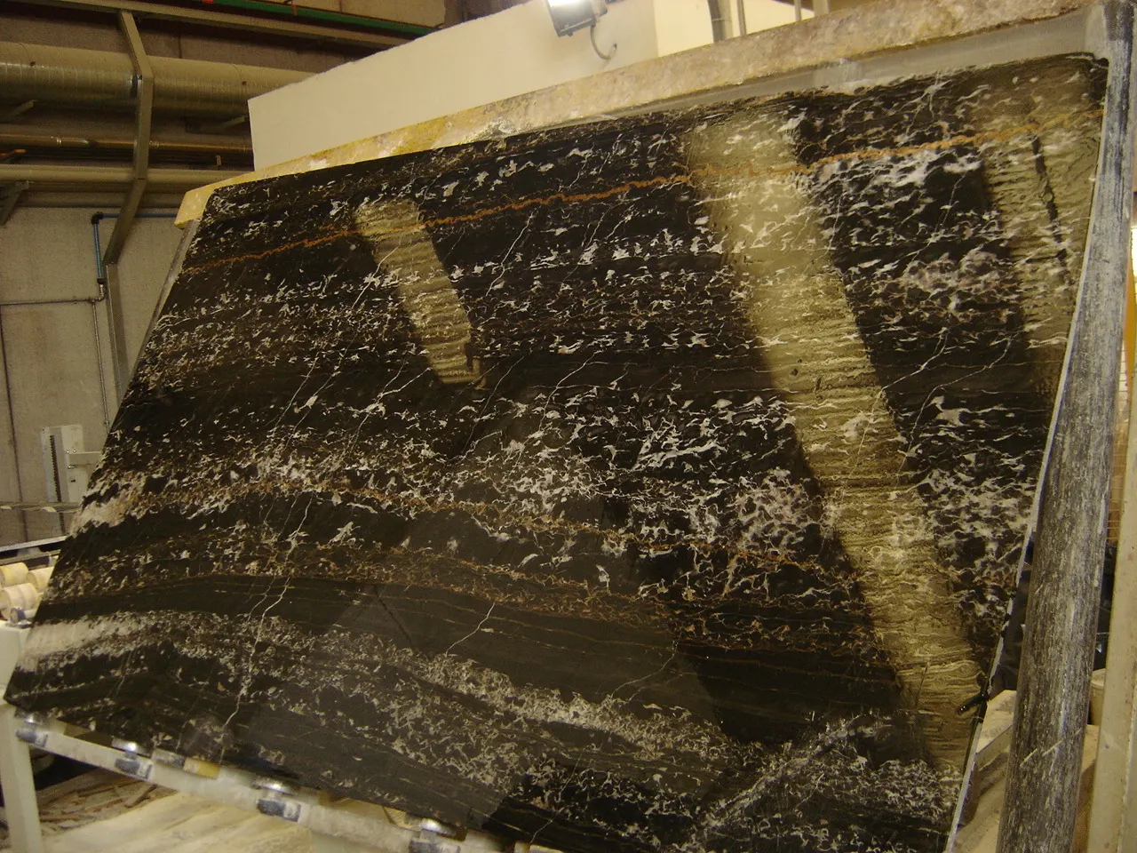 Portoro mármol, superficie de losa – Marmi di Carrara – negro, marrón (14)