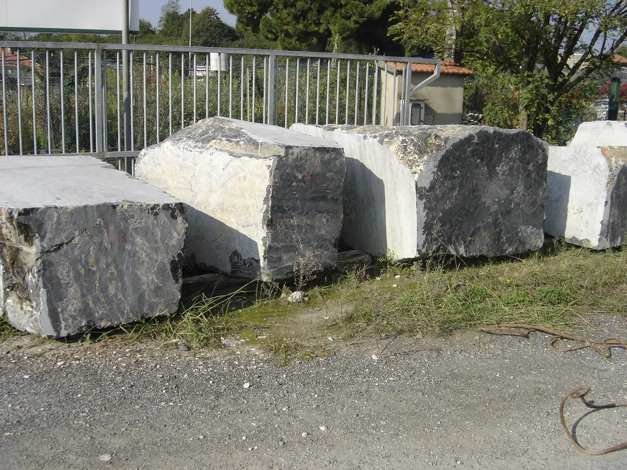 Portoro Marmor, Steinbruchblock – Marmi di Carrara – grau, grün (24)