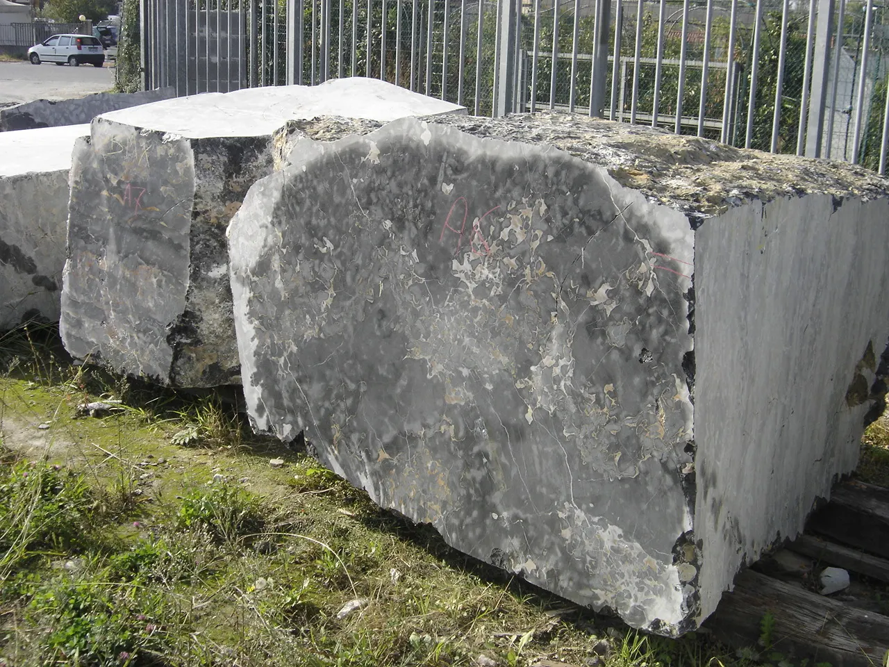 Portoro Marmor, Steinbruchblock – Marmi di Carrara – grau, grün (28)
