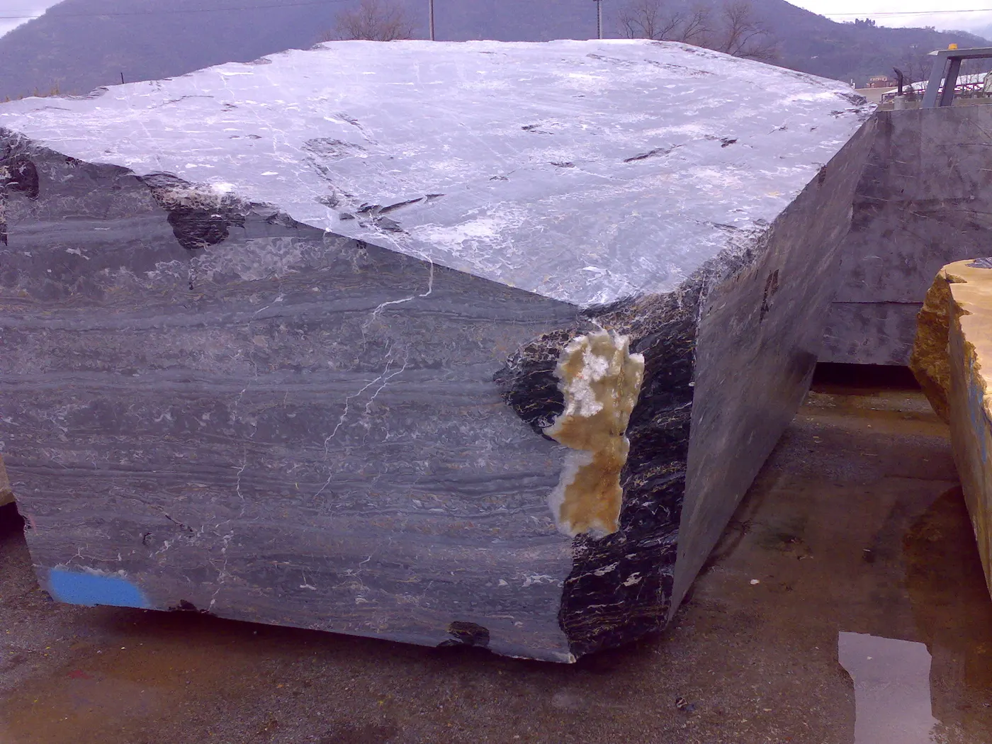 Portoro marmo, blocco di cava – Marmi di Carrara – antracite, viola (5)
