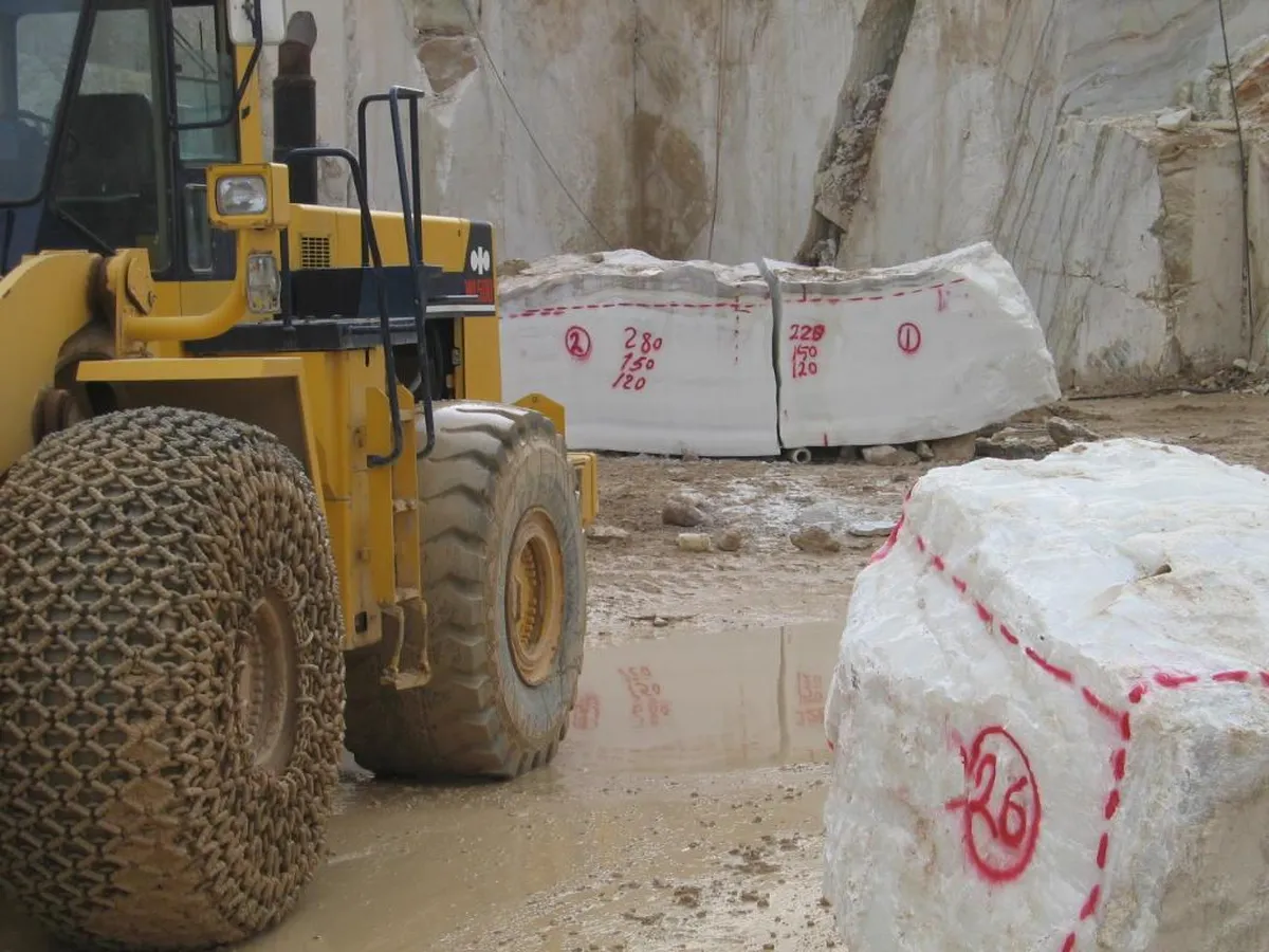 Pure White Onyx onyx slab surface – Marmi di Carrara – grey, charcoal (2)