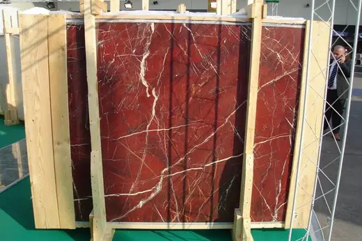 Rosso Diaspro mármol, superficie de losa – Marmi di Carrara – rojo óxido, antracita (16)