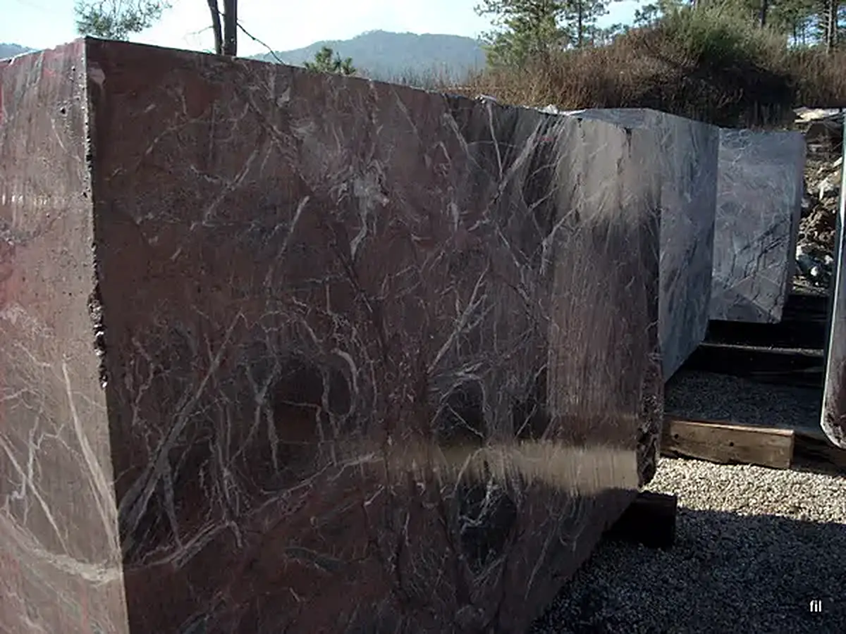 Rosso Levanto sandstone slab surface – Marmi di Carrara – charcoal, black (3)