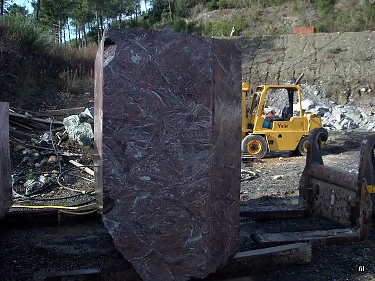 Rosso Levanto arenaria, superficie di lastra – Marmi di Carrara – antracite, nero (4)