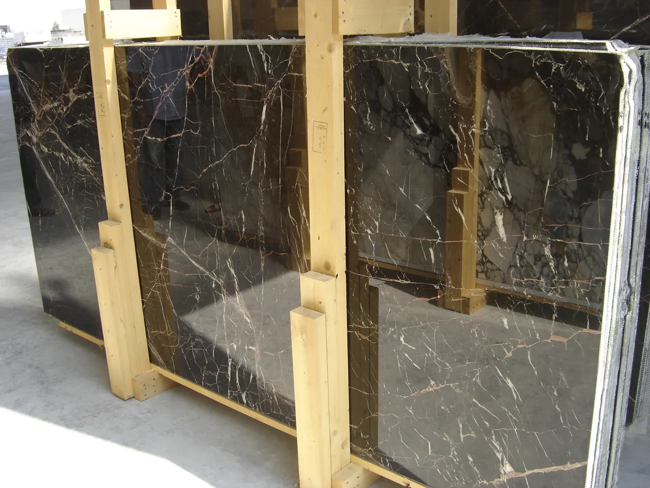 Saint Laurent marbre, surface de dalle – Marmi di Carrara – noir, gris (3)