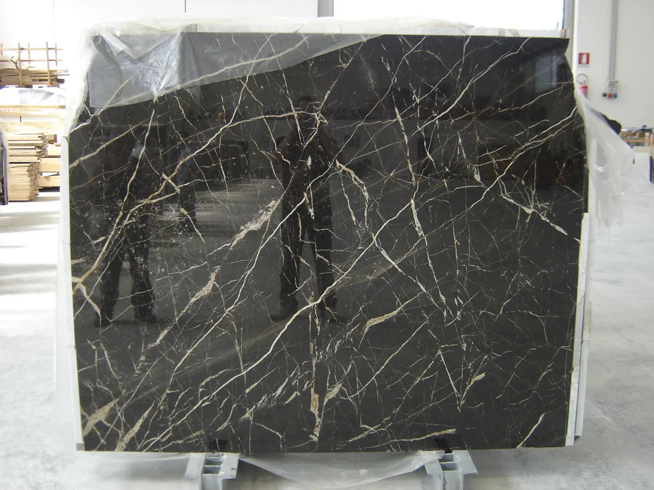 Saint Laurent mármol, superficie de losa – Marmi di Carrara – antracita, marfil (4)