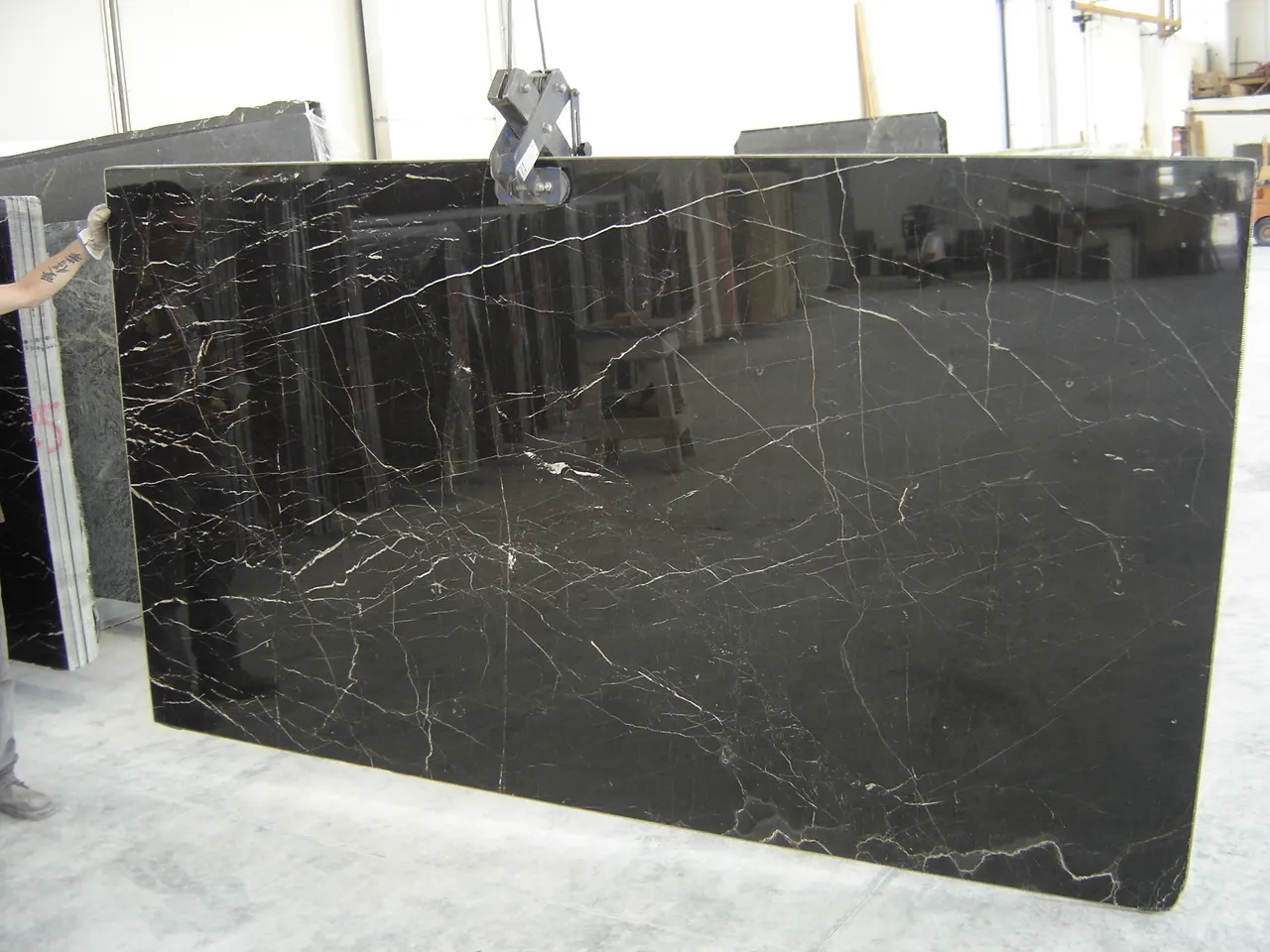 Saint Laurent marble slab surface – Marmi di Carrara – charcoal, white (6)