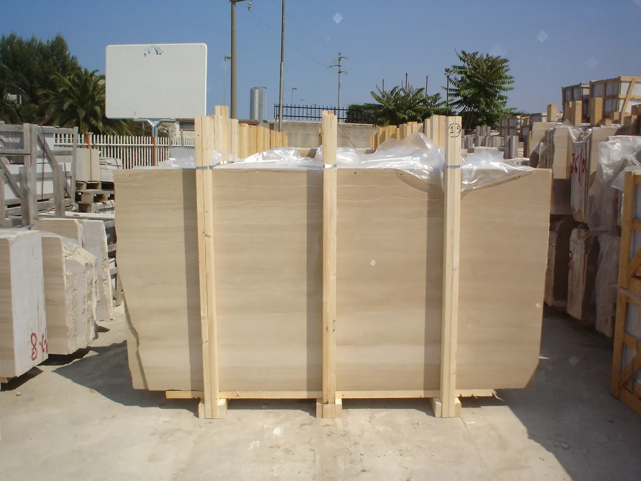 Serpeggiante limestone slab surface – Marmi di Carrara – beige, grey (3)