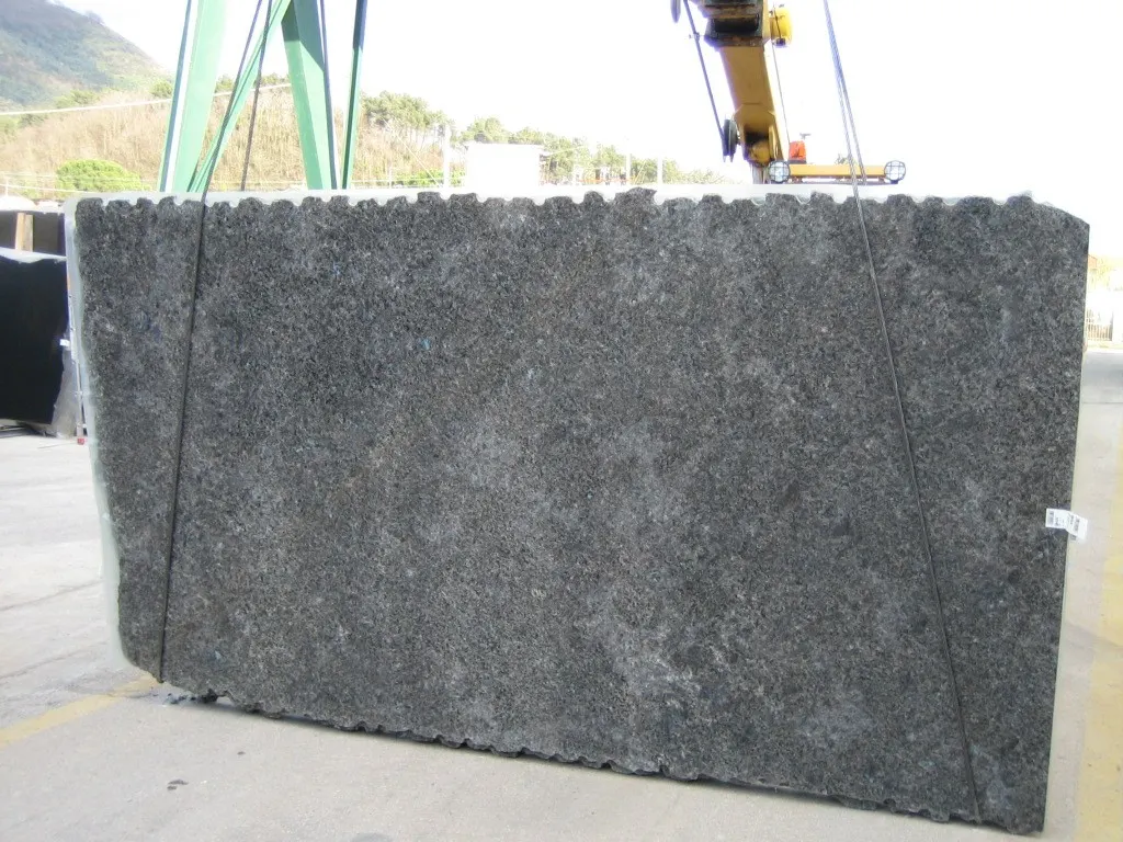 Spectrolite Brown мрамор, поверхность плиты – Marmi di Carrara – зелёный, белый (1)