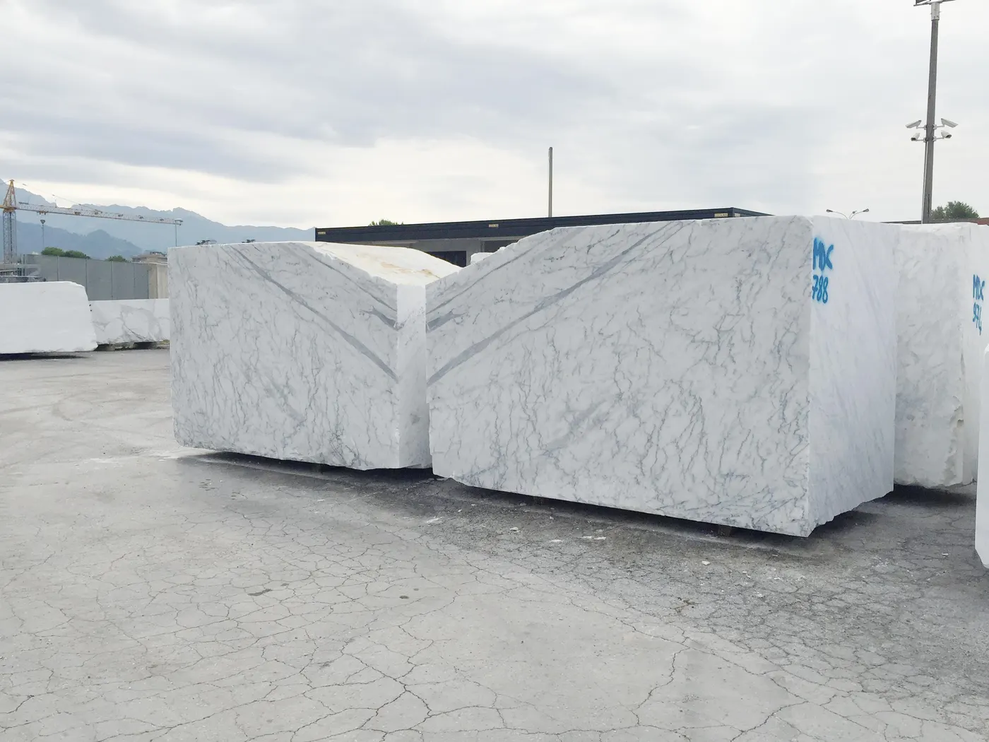 Statuarietto marmo, superficie di lastra – Marmi di Carrara – grigio chiaro, bianco (11)