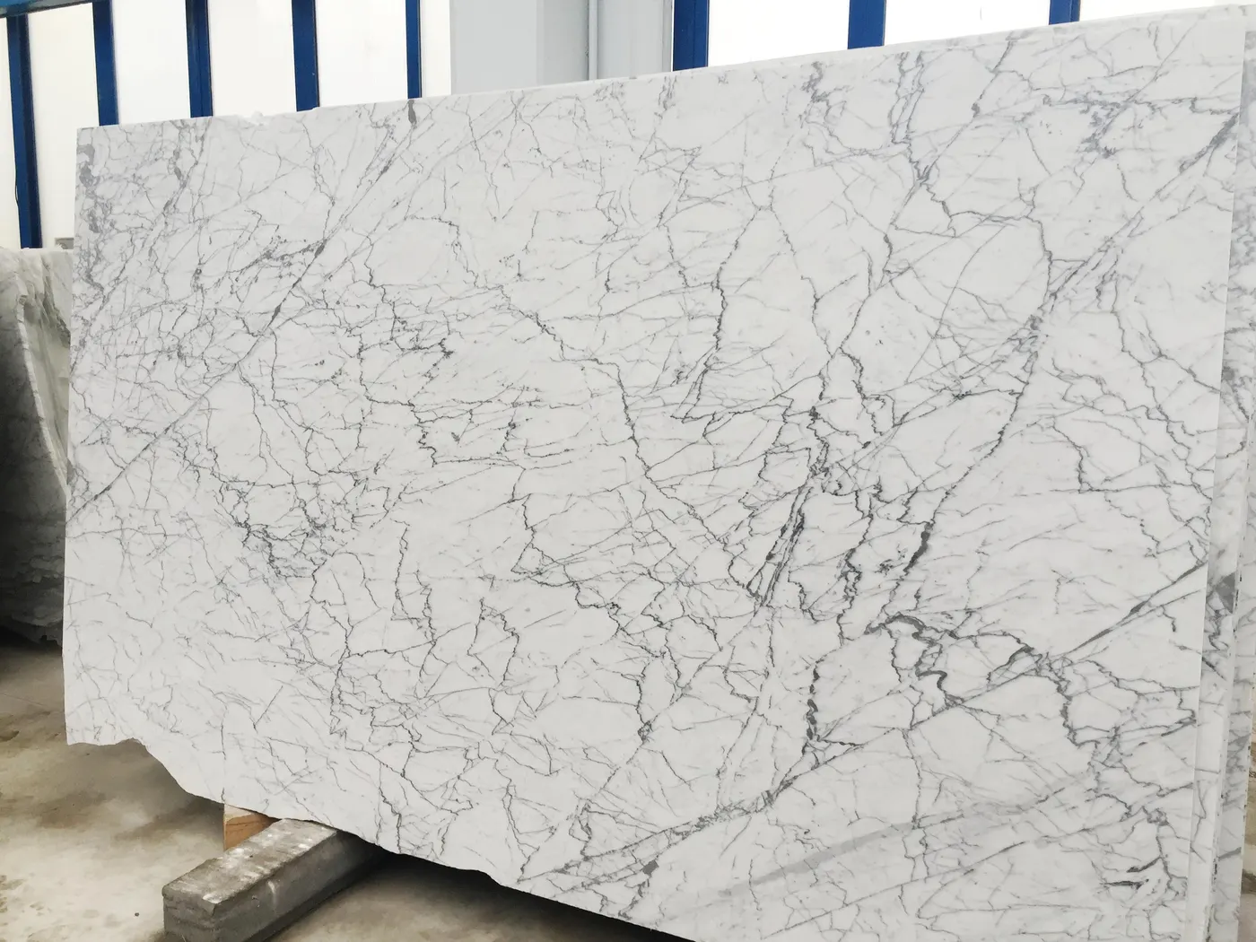 Statuarietto marbre, surface de dalle – Marmi di Carrara – ivoire, gris clair (14)