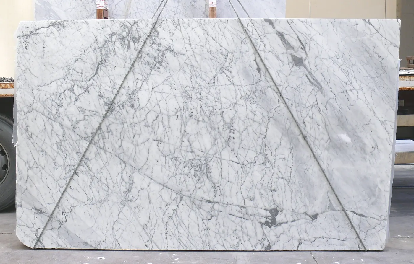Statuarietto mármol, superficie de losa – Marmi di Carrara – gris claro, marfil (26)